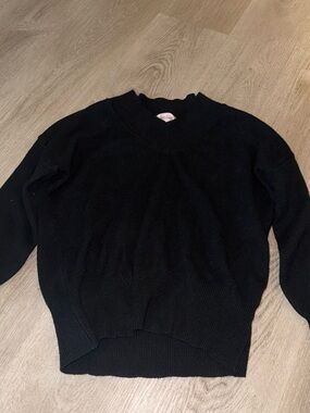 Philosophy Size ( XS) Black V-Neck Sweater
